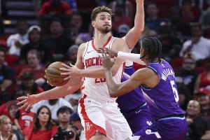 乌度卡谈申京：他在四号位与外线的攻击性将更强，并且是一位非常出色的传球手。