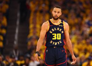 库里谈如何保持饥渴：享受比赛，篮球能激发最好的自己。