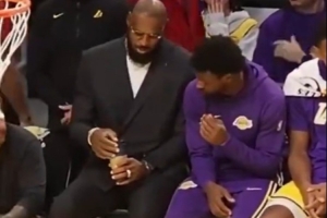 库里：詹姆斯渴望出战，他缺席比赛我相信事出有因。