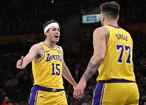 艾顿评价东契奇和里夫斯：两人手感滚烫，对手已陷入两难抉择。