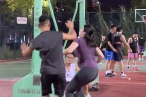 确实挺能打！野球场肘姐：做我的敌人你能撑多久？