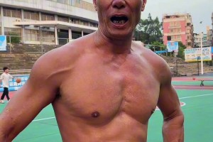 人称白眉战神！60多岁大爷一身肌肉酷爱打篮球