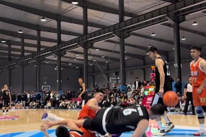 2米30的巨人德古拉有多难防？对手篮下好多基本都是犯规！