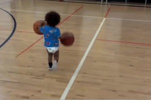 篮球要从娃娃抓起 这小孩儿运球比你还6？