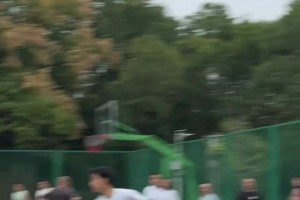 帅哥加一队！4位女生组队打半场3v3 看着水平还行啊