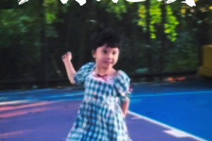 拖鞋小妹妹抢断一条龙上篮，这球感能否胜过99%吧友？