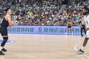 胡明轩有点不情愿的传球给赵睿，没想到赵睿一个变向直接得分