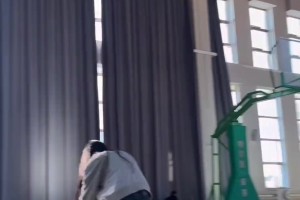 有些女孩子真是一点运动天赋都没有哈哈哈