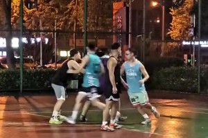 这怎么防？两百多斤大胖子翻身后仰大跳投 把球还我！