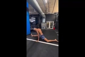 这什么逆天柔韧性？2米24文班尝试一字马，看得我小脑萎缩了