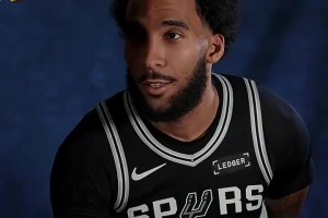 对比半年前杨瀚森身材隐约见腹肌 如今长胖16斤难见肌肉线条条