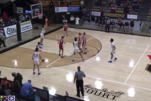 球迷实拍杨瀚森在替补席观看NBA视频配文：鼓掌慢了半拍